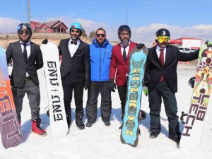 Kayak Sezonunu Takım Elbiseyle Snowboard Yaparak Uğurladılar