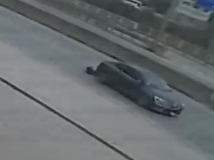 Otomobilin Altında Kalan Köpek Metrelerce Sürüklendi, O Anlar Güvenlik Kamerasına Yansıdı
