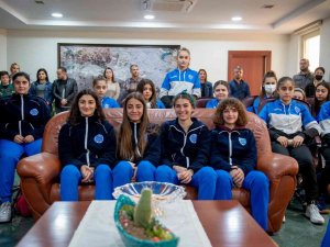 Şampiyon Voleybolcu Kızlardan Başkan Akay’a Kupalı Teşekkür