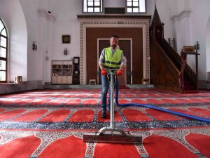 Osmangazi’nin Camilerinde Ramazan Temizliği