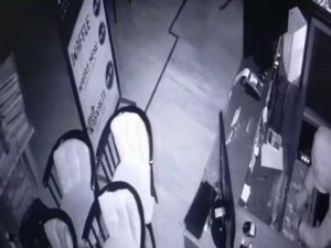 İ̇ş Yerine Tırmanarak Girdi, Kasadaki Tüm Parayı Çaldı