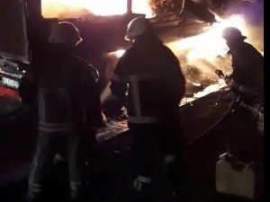 Yalova’da Ayakkabı Yüklü Tır Alev Alev Yandı