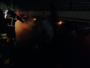 Seyir Halinde Lastiği Yanan Tır İtfaiye Ekiplerince Söndürüldü