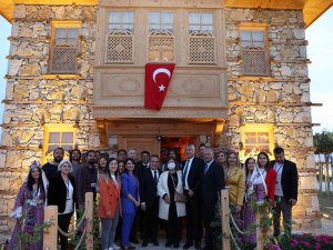 Başkan Böcek, Kılıçdaroğlu’nu Expo 2021 Hatay’daki ’Düğmeli Ev’de Ağırladı