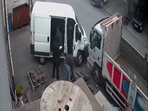 Ümraniye’de Kar Maskeli Hırsızların 60 Bin Liralık Hırsızlığı Kamerada