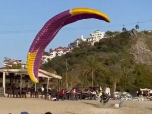 Sahile İnen Yamaç Paraşütçüsünün Çarptığı Kadın Yaralandı