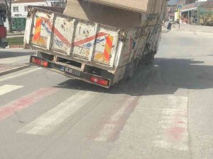 Sunta Yüklü Kamyonetin Tehlikeli Yolculuğu Kamerada