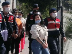 Yerlerde Sürükleyip Tekme Tokat Dövdü, Adliyeye Çıkarılırken Gülücükler Saçtı