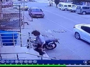 Çanakkale’de Bir Kadın, Uçan Çatının Altında Kalmaktan Saniyeyle Kurtuldu