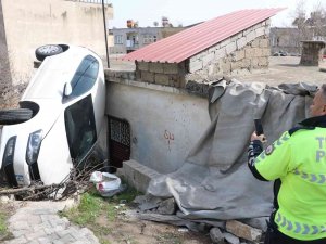 Kontrolden Çıkan Otomobil Evin Üzerine Devrildi