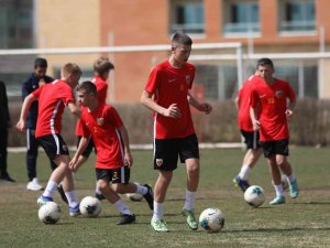 Ukrayna’dan Gelen 12 Altyapı Futbolcusu Kayserispor Tesislerinde Antrenmana Çıktı