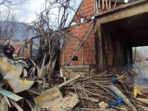 Komşuya Oturmaya Giden Anne Ve Kızı Evlerini Alevler İçinde Buldu