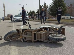 Otomobilin Çarptığı Elektrikli Bisiklet Sürücüsü Yaralandı
