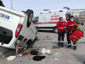 Traktör İle Hafif Ticari Araç Çarpıştı: 2 Yaralı