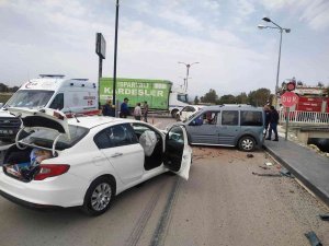 Antalya’da 4 Aracın Karıştığı Zincirleme Kazada 5 Kişi Yaralandı
