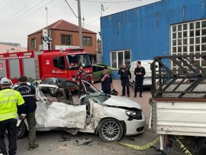 Kontrolden Çıkan Otomobil Park Halindeki Kamyonete Çarptı: 1 Ölü, 6 Yaralı