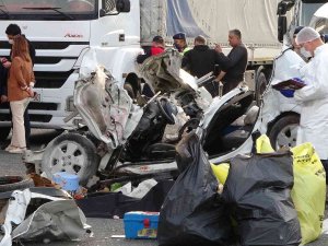 Tıra Çarptı, Hız Göstergesi 180’de Takılı Kaldı: 2 Ölü, 1 Yaralı