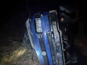 Tokat’ta Hafif Ticari Araç Uçuruma Yuvarlandı: 3 Yaralı