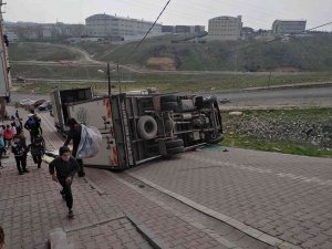 Esenyurt’ta Sürücüsünün Direksiyon Hakimiyetini Kaybettiği Kamyonet Devrildi
