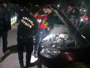 Araçta Sıkışan Kedi İçin Seferber Oldular