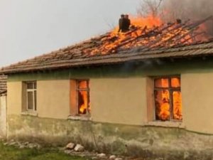 Alev Alev Yanan Ev Kullanılamaz Hale Geldi