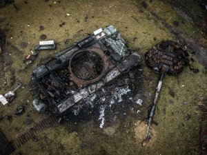Kiev Yakınlarında İmha Edilen Rus Tankı Görüntülendi