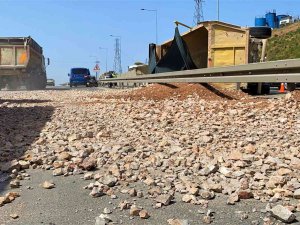 Hafriyat Yüklü Tır Devrildi, D-100 Taşlarla Doldu