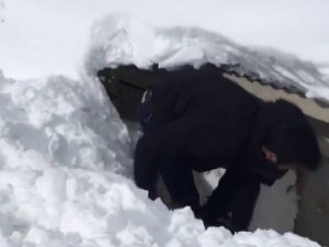 Erzurum’da 2300 Rakımlı Köyde Okul Kar Altında Kayboldu