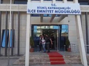 Diyarbakır’da Polisten Kaçan Şüphelilerin Üstünden Silah Ve Uyuşturucu Çıktı