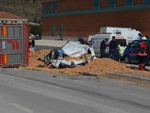 Kütahya’da Talaş Yüklü Kamyon Otomobilin Üzerine Devrildi: 1 Ölü, 1 Yaralı