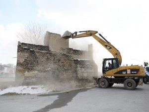 Melikgazi, Daha Güzel Bir Çevre İçin Metruk Bina Yıkımları Devam Ediyor