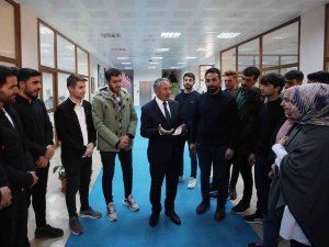Ai̇çü Rektörü Karabulut, Öğrencilere Kitap Ve Satranç Takımı Hediye Etti
