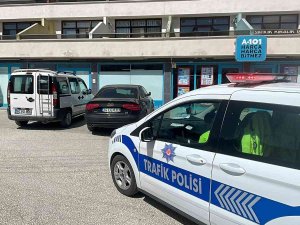 Çaldıkları Araba İle Gezerken Polisin Dikkati İle Yakalandılar