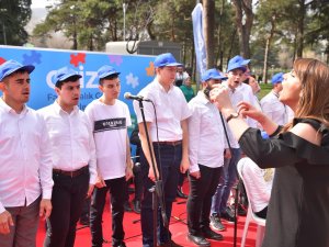 Otizmle Mücadelede Yüzler Gülüyor