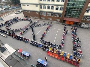 Artvin’de Kitap Okuma Alışkanlığına Dikkat Çekmek Amacıyla "Oku" Yazdılar