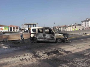 Yalova-i̇zmit Kara Yolunda 2 Araç Alev Alev Yandı