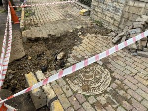 Kadıköy’de İ̇ski̇’ye Ait Boru Patladı, Fışkıran Su Metrelerce Yükseldi