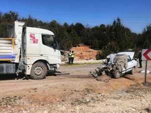 Kamyon Otomobili Hurdaya Çevirdi: 1 Ölü