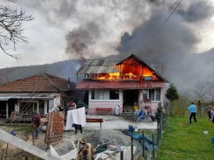 Ahşap Ev Alev Alev Yandı