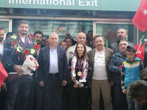 Macaristan’dan Madalyayla Dönen Milli Güreşçiler Coşkuyla Karşılandı