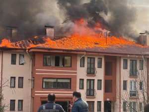 Apartmanın Çatısı Bir Anda Alev Topuna Döndü