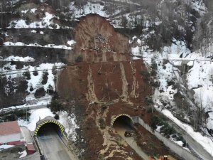 Heyelan Sebebiyle Kapanan Bolu Dağı Tüneli’nde Çalışmalar Sürüyor