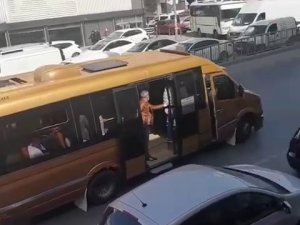 Minibüs Şoförü Kavga Edip Araç Kovaladı, “Yavaş” Diyen Yolcuları Küfür Ederek Kovdu