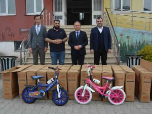 Çocukluk Hayallerini Çocuklarla Gerçekleştirdi