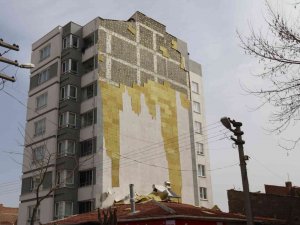 Şiddetli Rüzgar 7 Katlı Binanın Yalıtımını Yerinden Söktü
