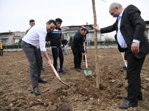 Başkan Özlü Öğrencilerle Birlikte Fidan Dikti