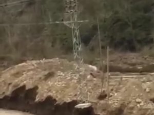Kastamonu’da Kar Suları Çay Kenarındaki Elektrik Direğini Yıktı