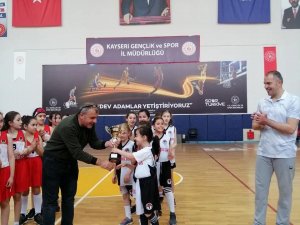 Hasketbol U-10 Kız Takımı Namağlup Şampiyon Oldu