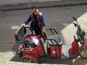 Hayırseverlerin Yardımlarını İhtiyaç Sahiplerine Ulaştırıyor