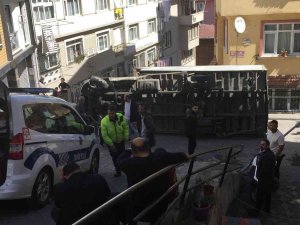 Nakliyat Kamyonu Sokak Ortasına Devrildi